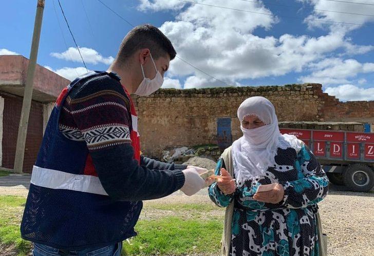 Mazıdağı’nda sosyal yardım paraları evlerde teslim ediliyor G3