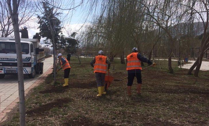 Tatvan Belediyesinden çimlendirme ve ağaç budama çalışması G1