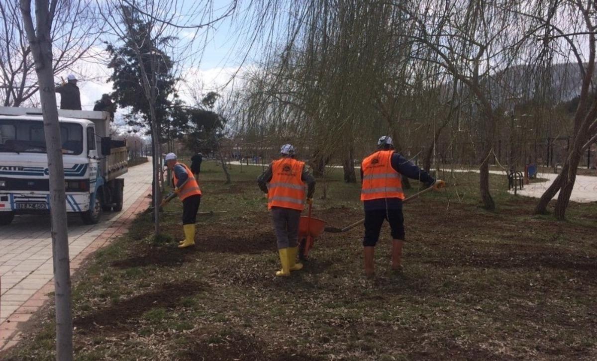 Tatvan Belediyesinden &ccedil;imlendirme ve ağa&ccedil; budama &ccedil;alışması