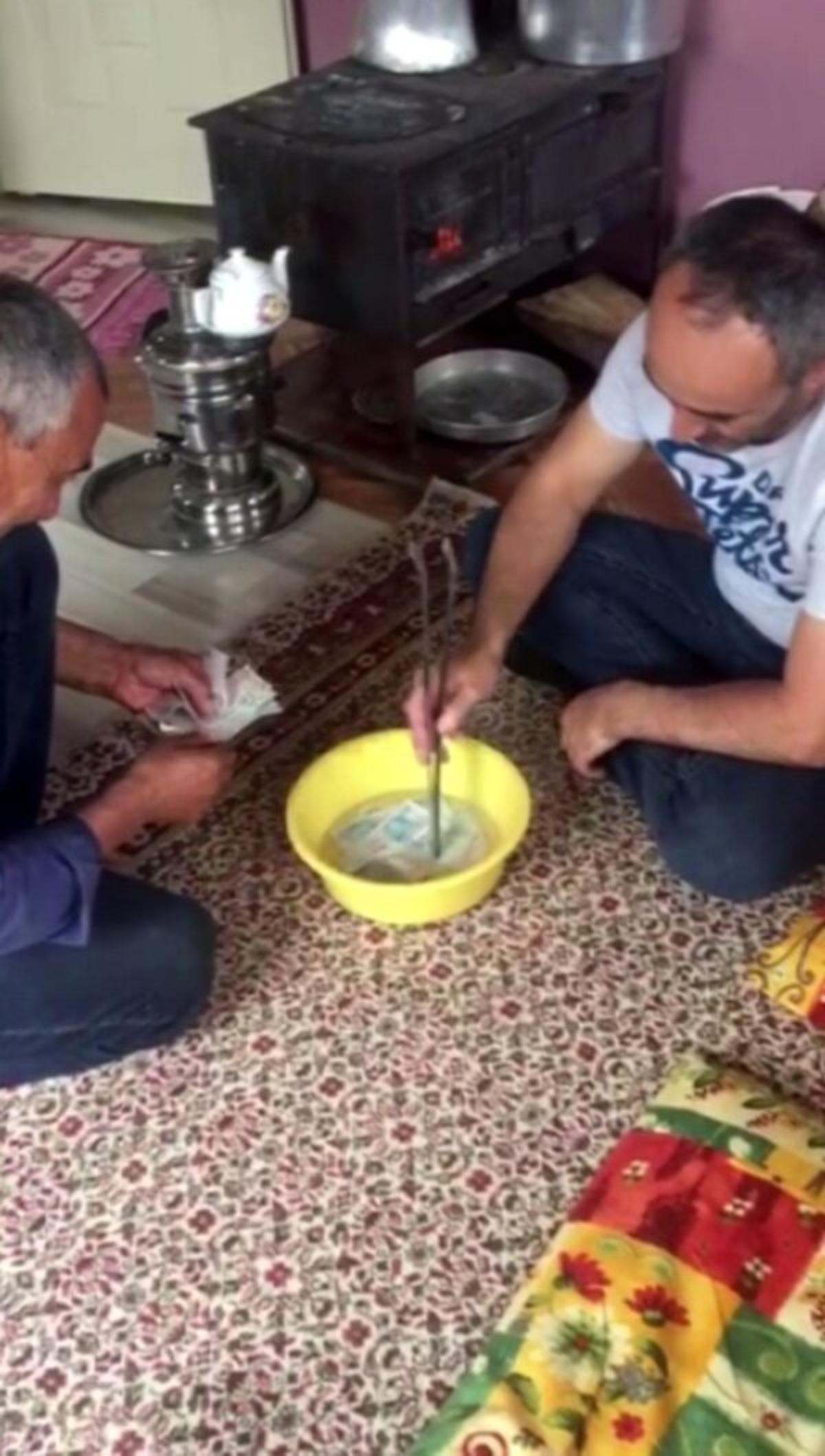 Koronavir&uuml;se karşı Karadeniz usul&uuml; &ccedil;&ouml;z&uuml;m! Emekli maaşını kaynar suda yıkadı