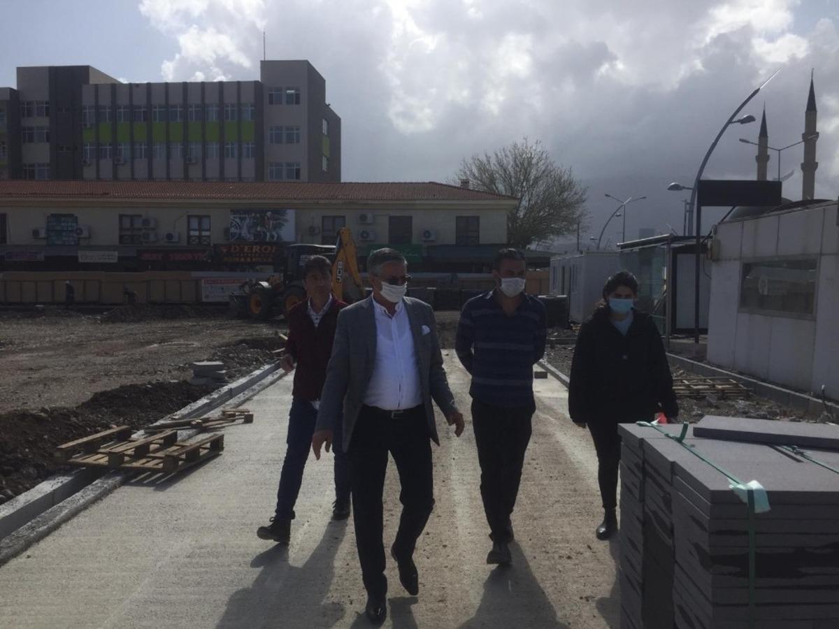 Başkan Topaloğlu Cumhuriyet Meydanındaki &ccedil;alışmaları inceledi