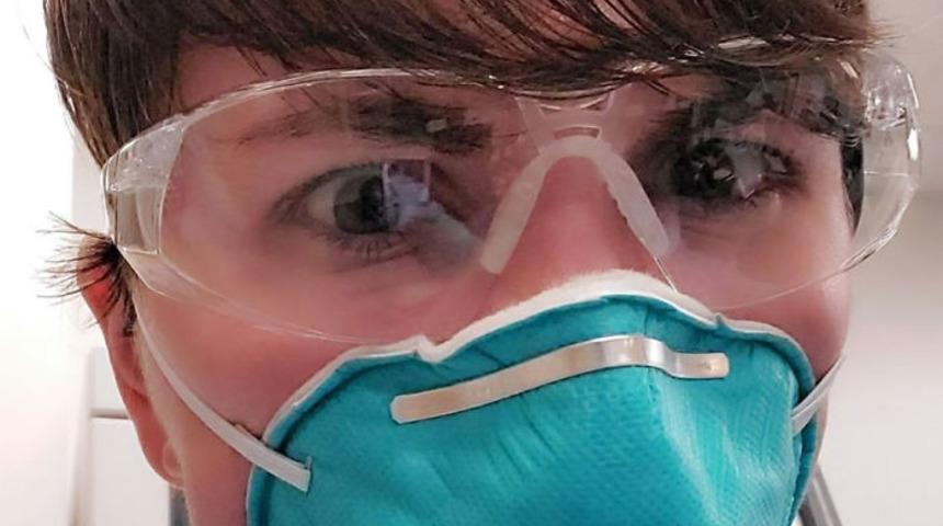 Koronavir&uuml;sle m&uuml;cadele eden hemşirenin g&ouml;z yaşartan fedak&acirc;rlığı