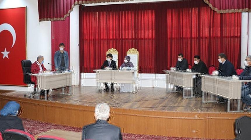 Nikah sonrası birbirlerini dirsekleriyle tebrik ettiler