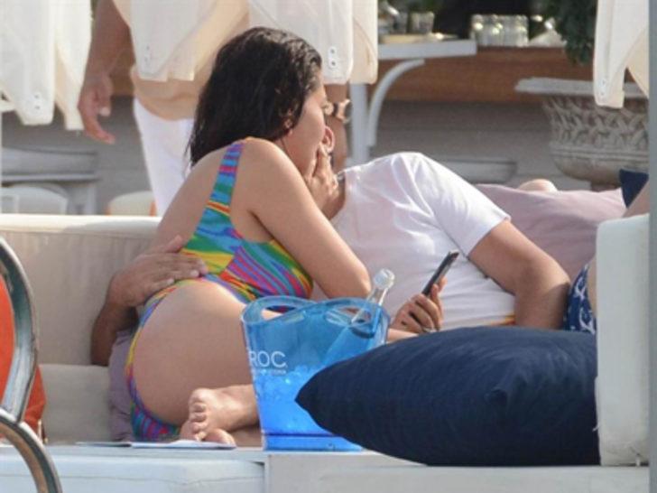 Ebru Yaşar balayında G1