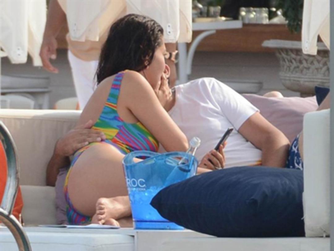 Ebru Yaşar balayında