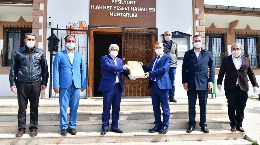 Yeşilyurt Belediyesi&rsquo;nden muhtarlara temizlik malzemesi