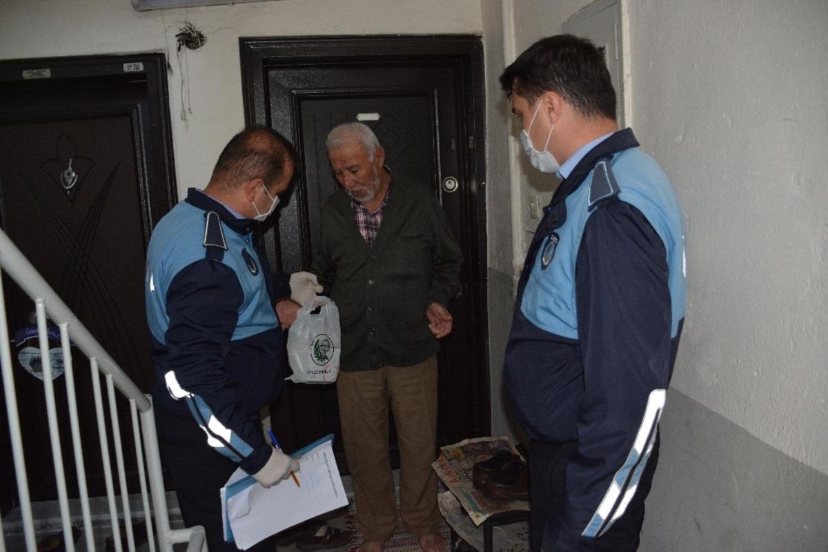 Zabıtadan 65 yaş &uuml;st&uuml; vatandaşlara yardım eli