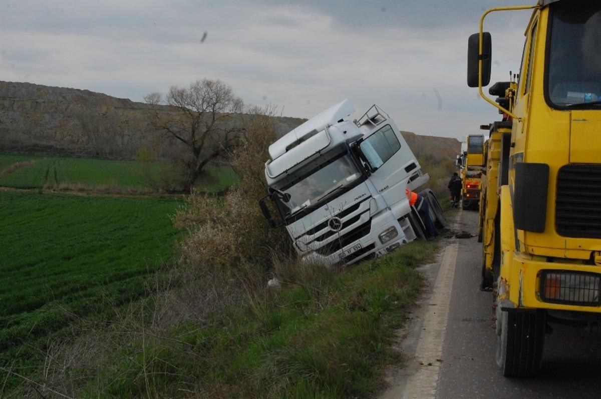 Yoldan &ccedil;ıkan s&uuml;t tankeri şarampole d&uuml;şt&uuml;
