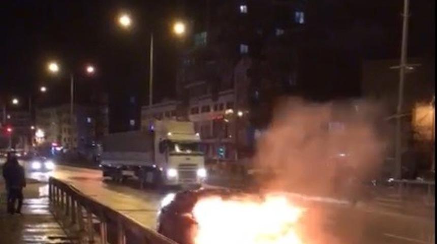 Seyir halindeki araç alev alev yandı