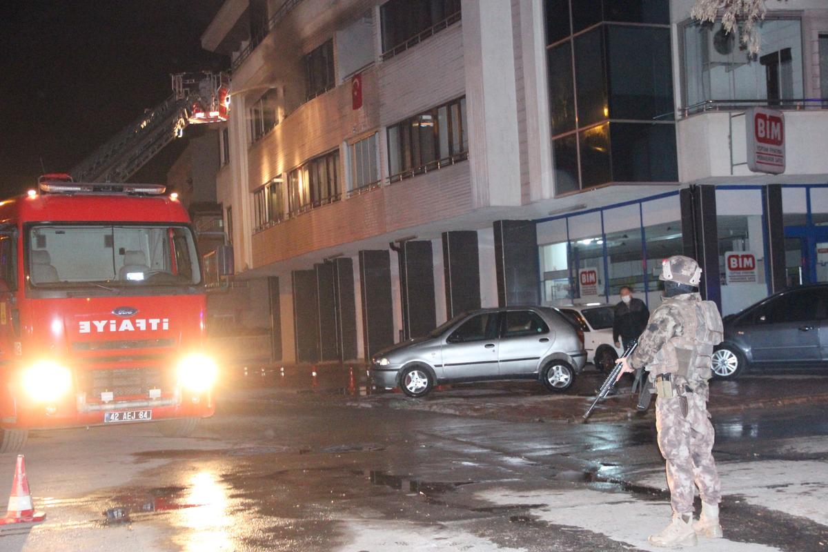 Konya'da hareketli dakikalar! Annesini rehin alıp, evi ateşe verdi