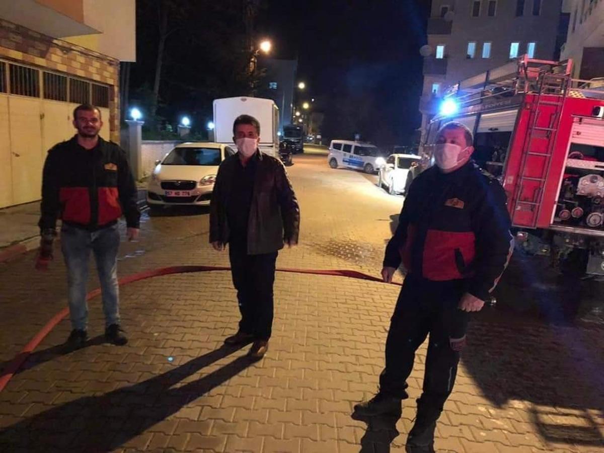 T&uuml;rkeli&rsquo;de 6 katlı binanın &ccedil;atısında yangın