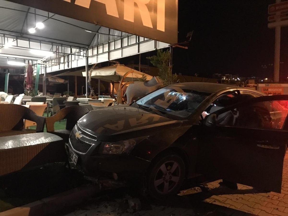 Alkoll&uuml; s&uuml;r&uuml;c&uuml; mobilya d&uuml;kkanına girdi