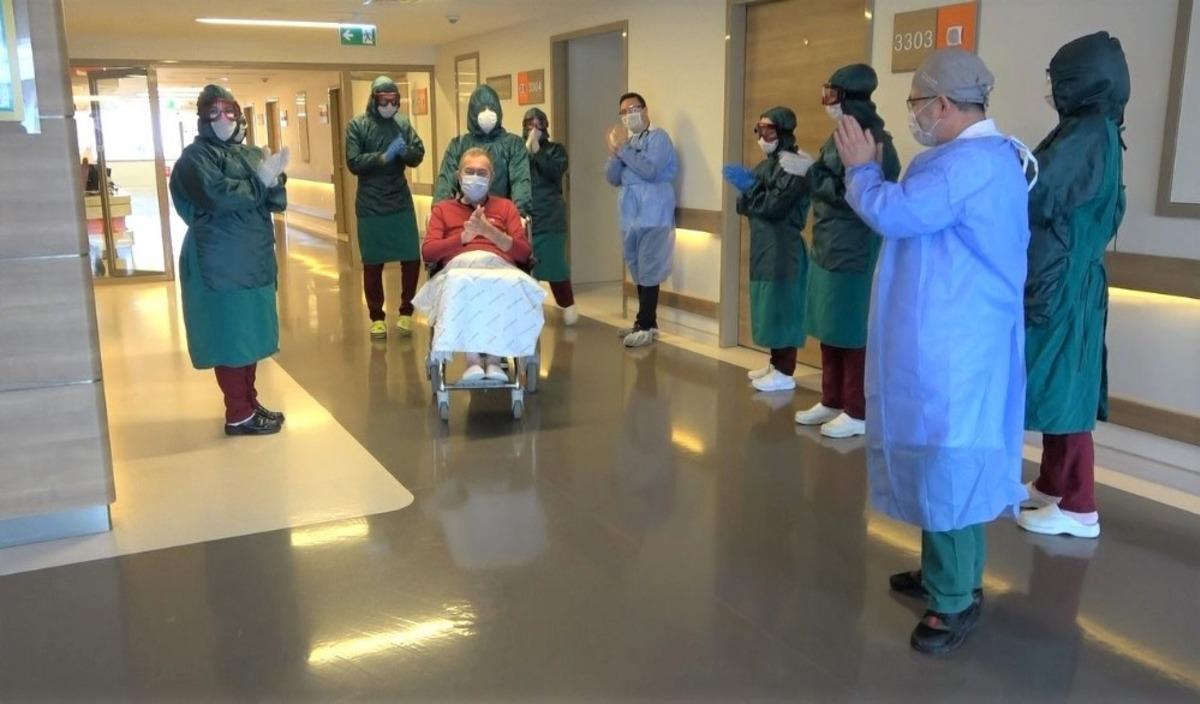 Doktorların umudunu kestiği koronavir&uuml;s hastası taburcu oldu