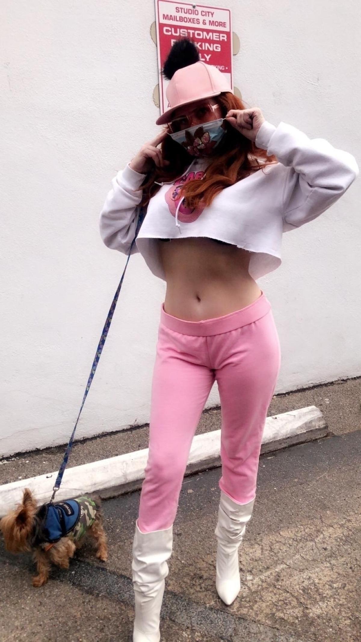 Phoebe Price'ın koronavir&uuml;s kombini