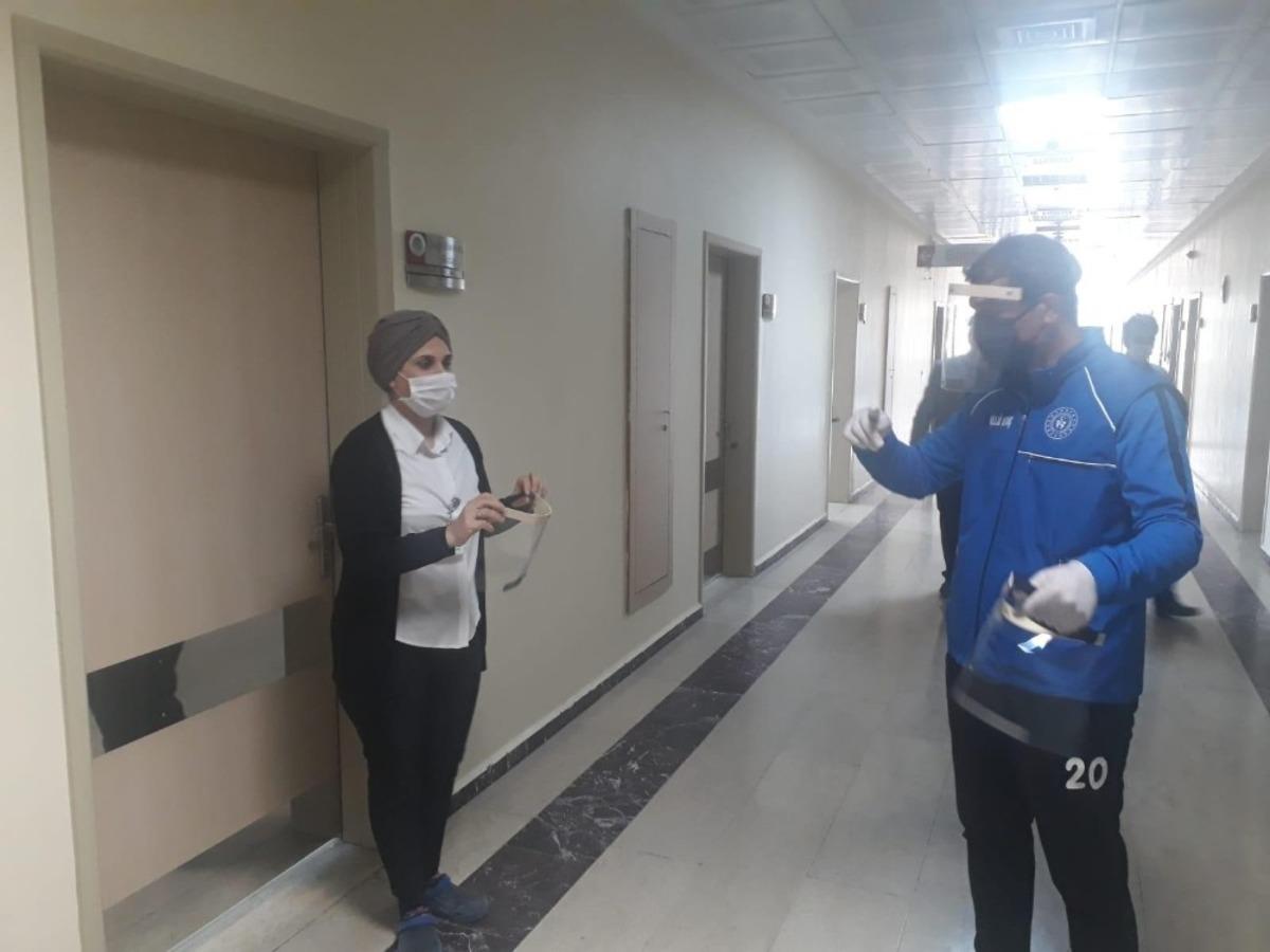 Ergani Gen&ccedil;lik Merkezinde y&uuml;z koruyucu siper &uuml;retiliyor