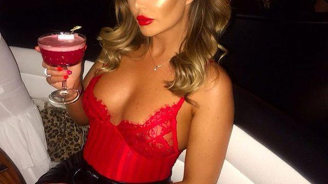 Lauryn Goodman İngiliz futbolcudan hamile kalmıştı! Objektif karşısına geçti