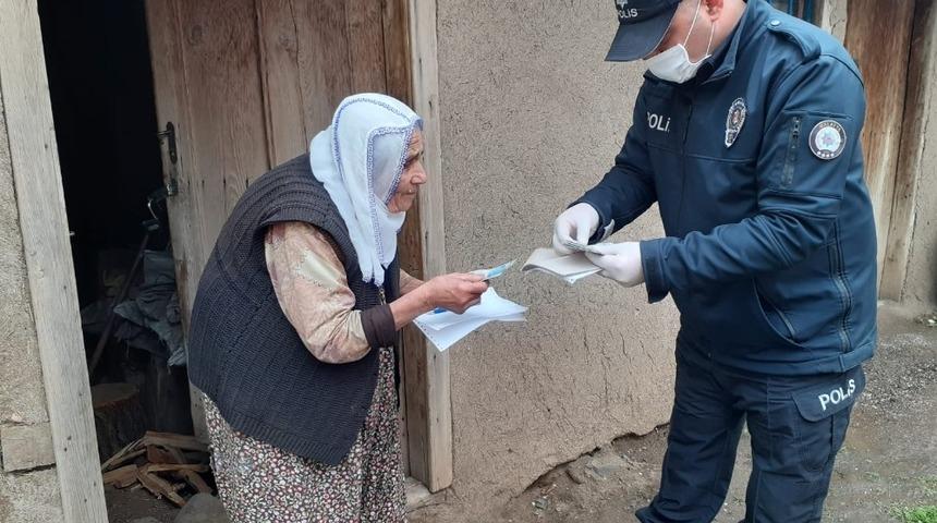 Sosyal yardım paralarının yaşlılara evde teslim edilmesi sevindirdi