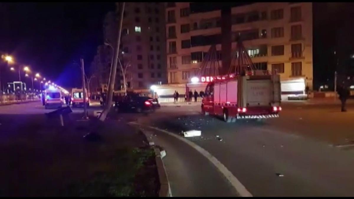 Kavşağa &ccedil;arpan ara&ccedil; takla attı: 2 yaralı