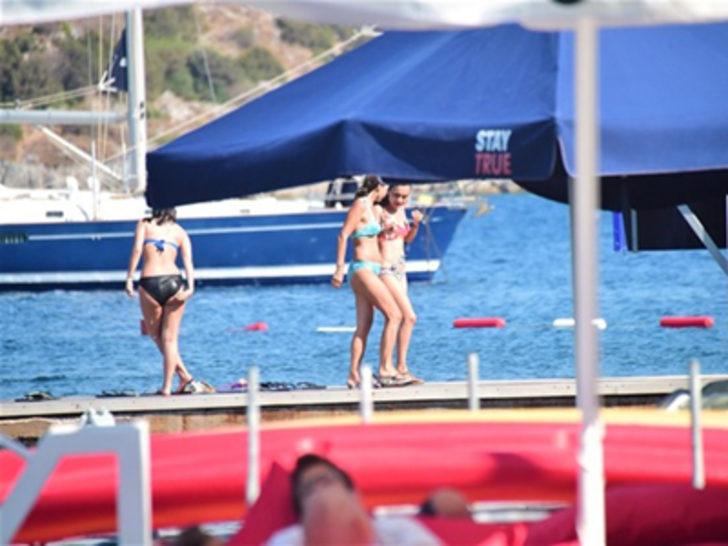 Damla Sönmez bikinili yakalandı G1