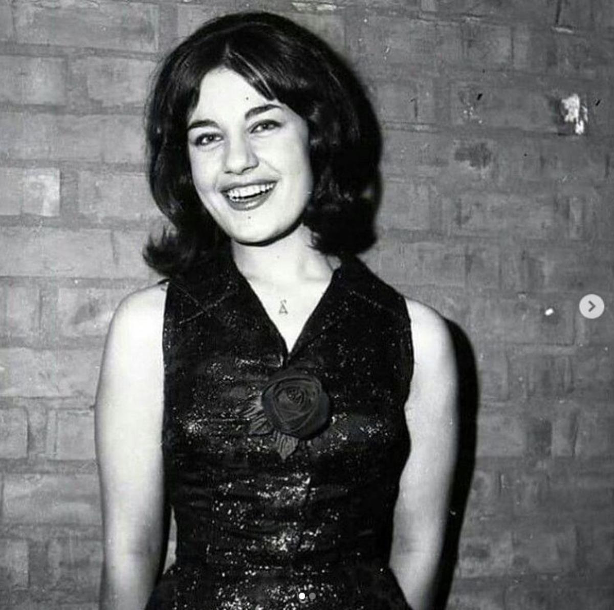 Emel Sayın'ın gen&ccedil;lik g&ouml;r&uuml;nt&uuml;s&uuml; şaşkına &ccedil;evirdi