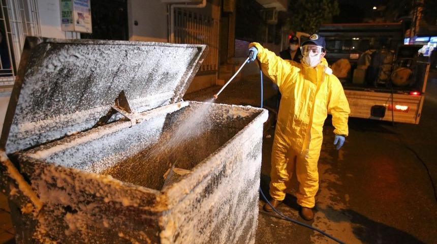 Buca&rsquo;da her gece konteynerler temizleniyor