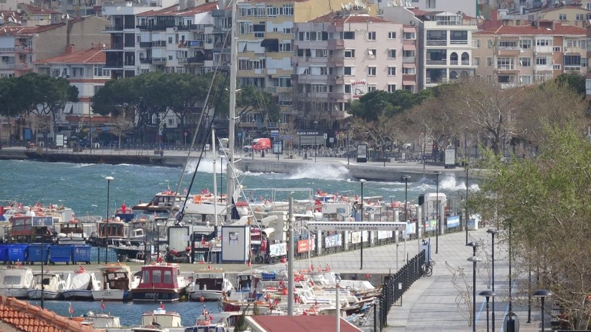&Ccedil;anakkale&rsquo;de feribot seferlerine fırtına engeli