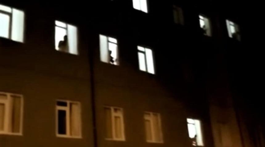 G&ouml;zlem altındaki iş&ccedil;ilerden alkış yağmuru