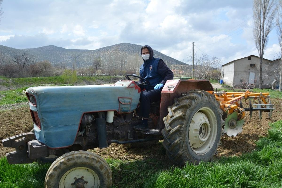 Koronavir&uuml;s nedeniyle evden &ccedil;ıkamayan vatandaşın bah&ccedil;esini polis s&uuml;rd&uuml;