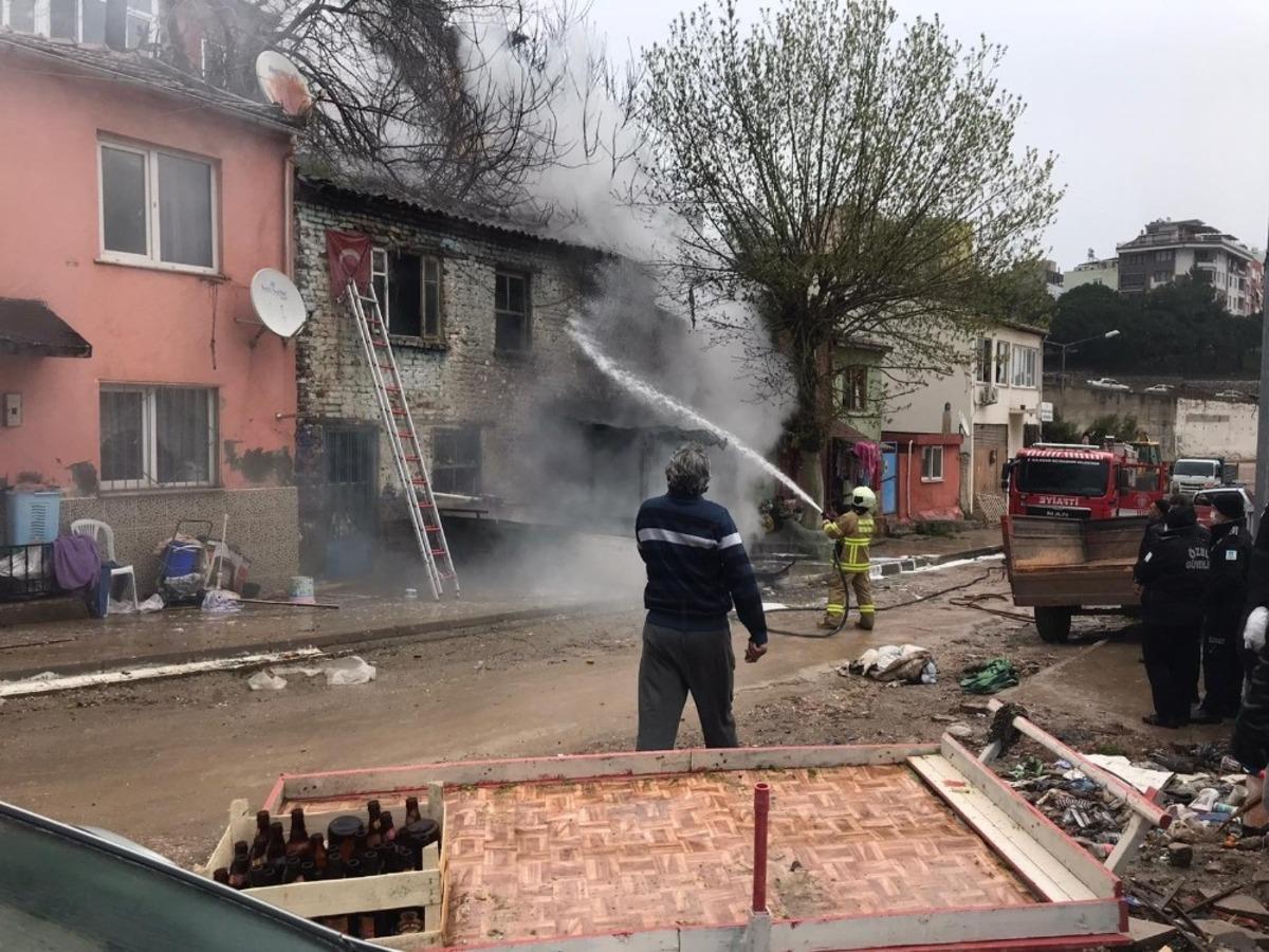 Erdek&acute;te korkutan yangın