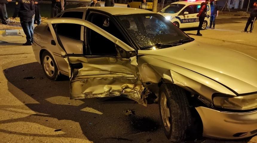 İki otomobil &ccedil;arpıştı: 1 yaralı