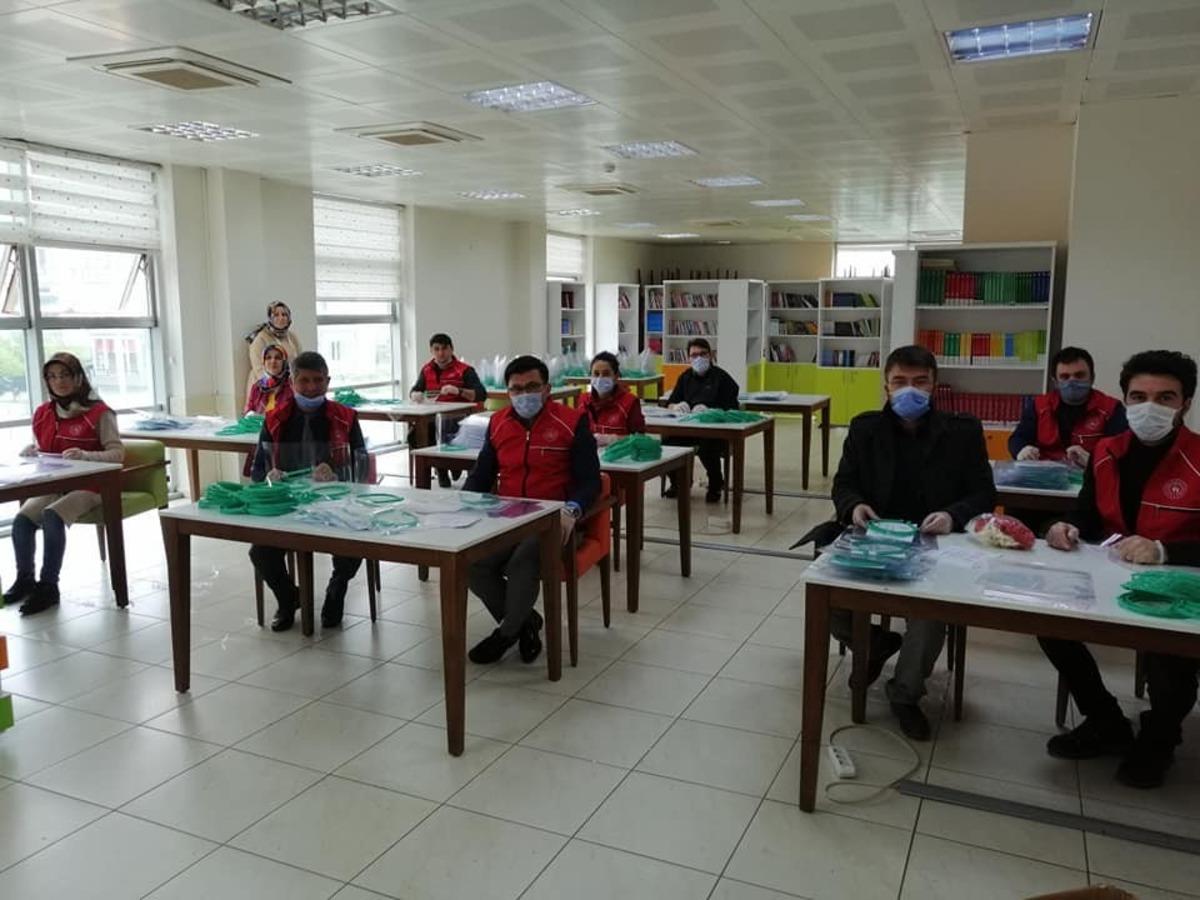 Sağlık &ccedil;alışanları i&ccedil;in maske &uuml;retmeye başladılar