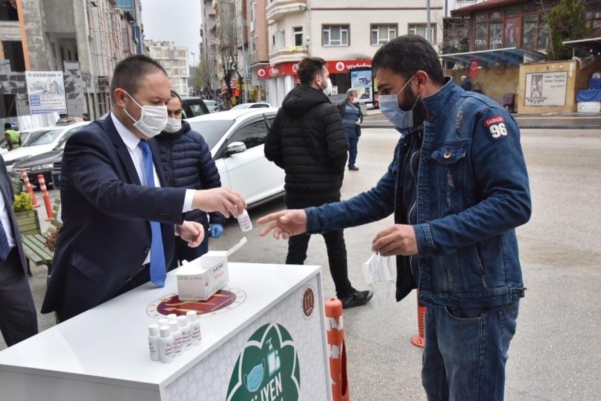 Esnaf ve vatandaşlara &uuml;cretsiz maske ve dezenfektan dağıtımı