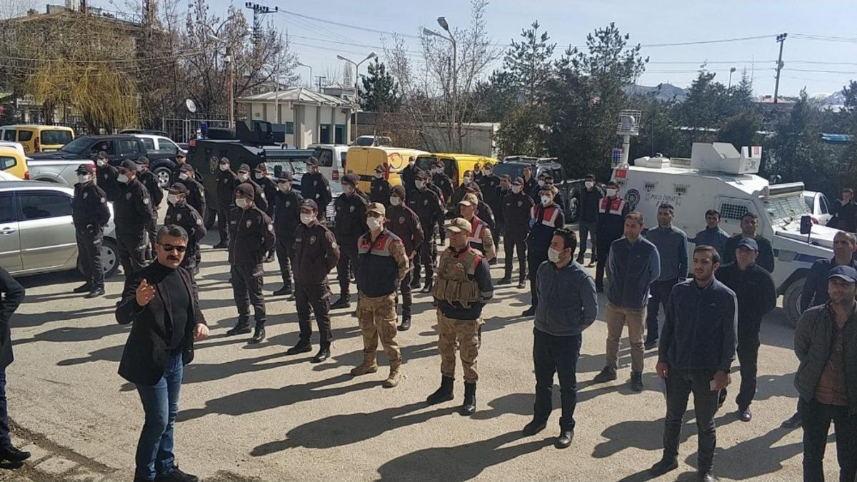 Kapı kapı dolaştılar ihtiya&ccedil; sahibi ailelere 1000 lira yardım parası dağıttılar