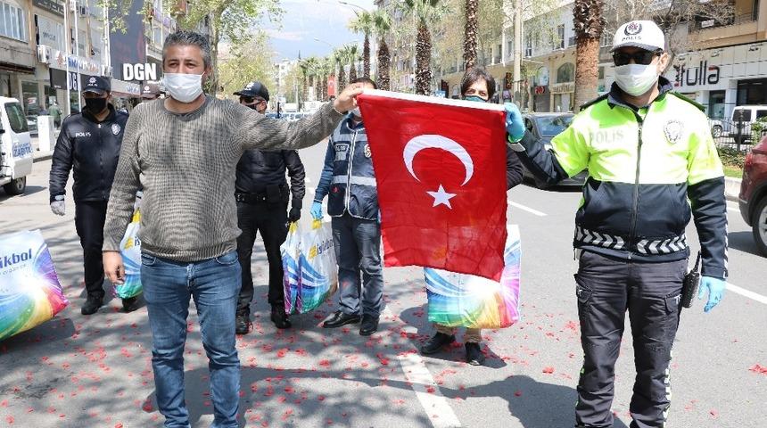 Kahramanmaraşlı esnaftan polislere yastık, bayrak