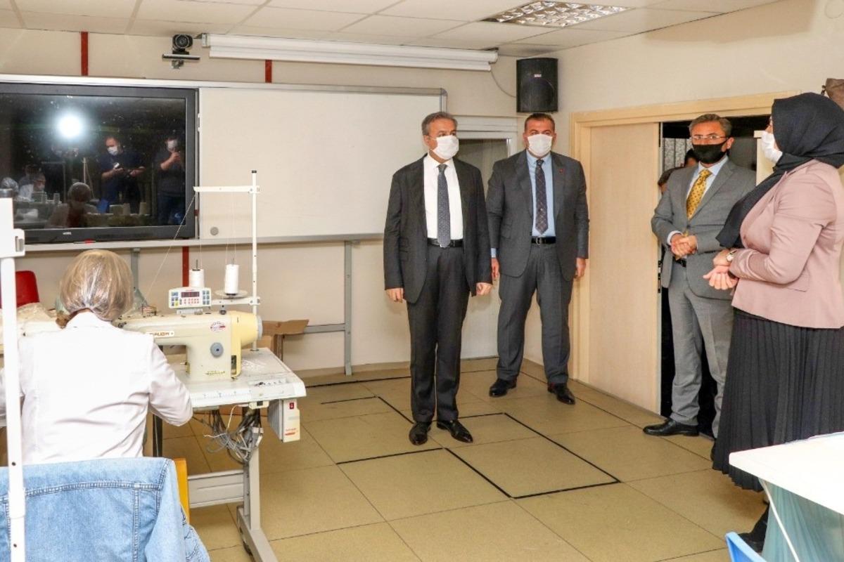 Vali Su, maske ve dezenfektan &uuml;retilen okullarda inceleme yaptı