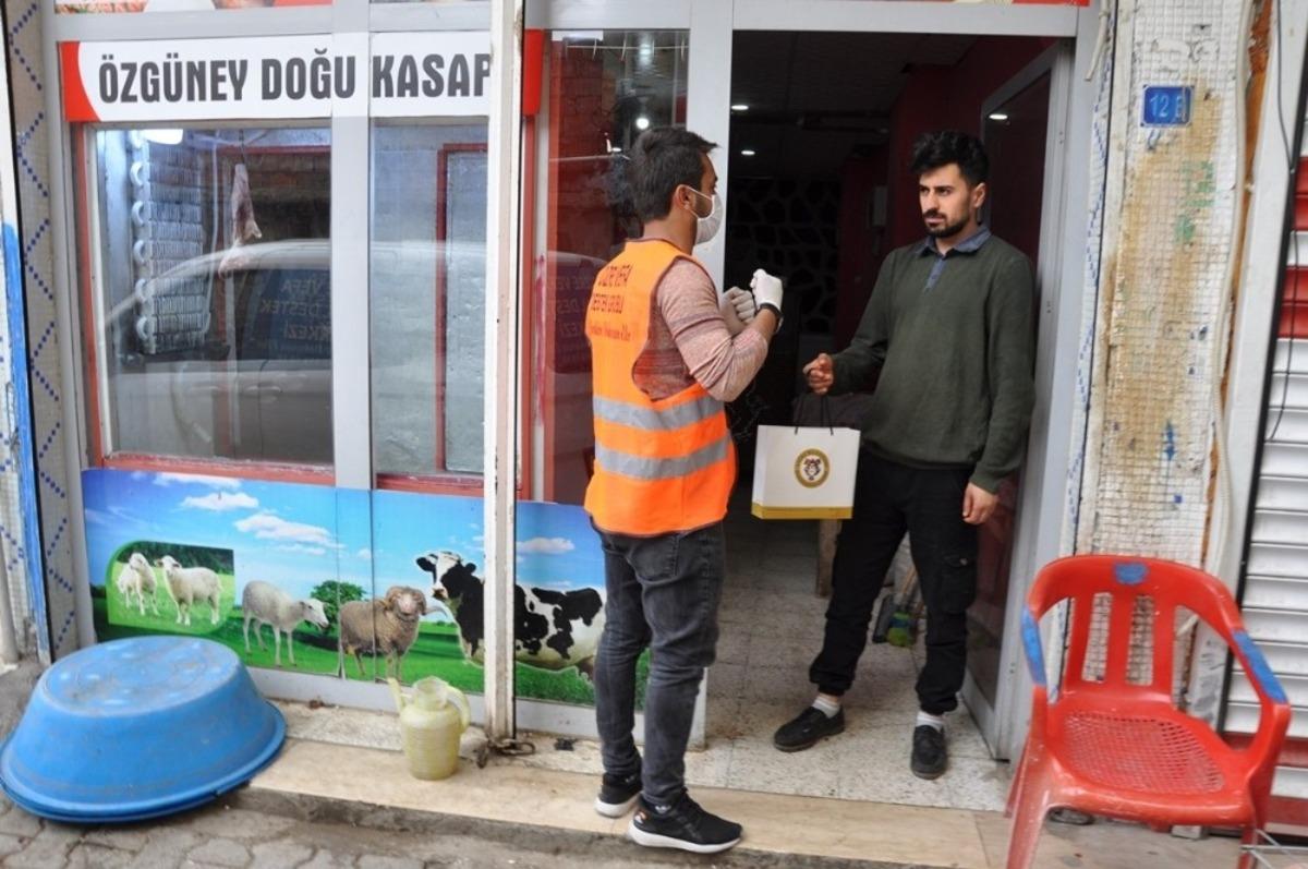 Cizre Belediyesi vatandaşlara &uuml;cretsiz maske ve eldiven dağıttı