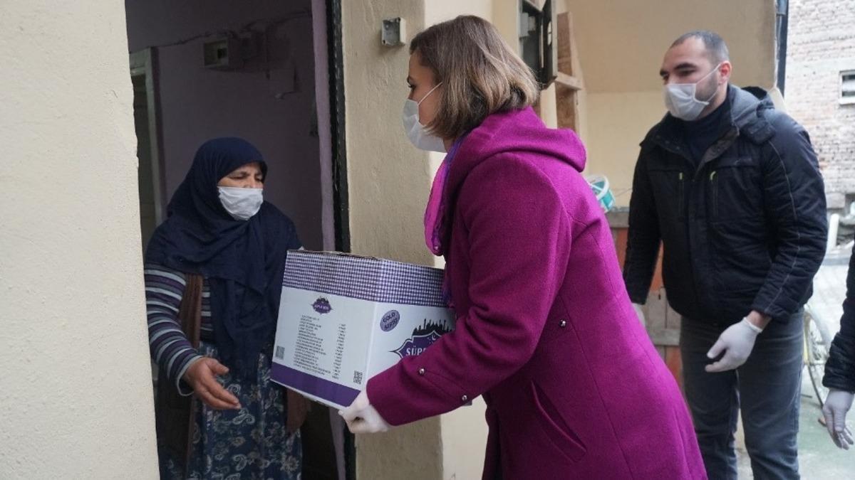 İzmit&rsquo;te ilk yardım kolilerini Başkan H&uuml;rriyet dağıttı