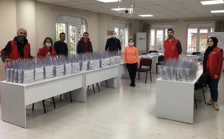 Aydın Gençlik Merkezi sağlıkçılar için ürettiği ilk siperlikleri teslim etti G1