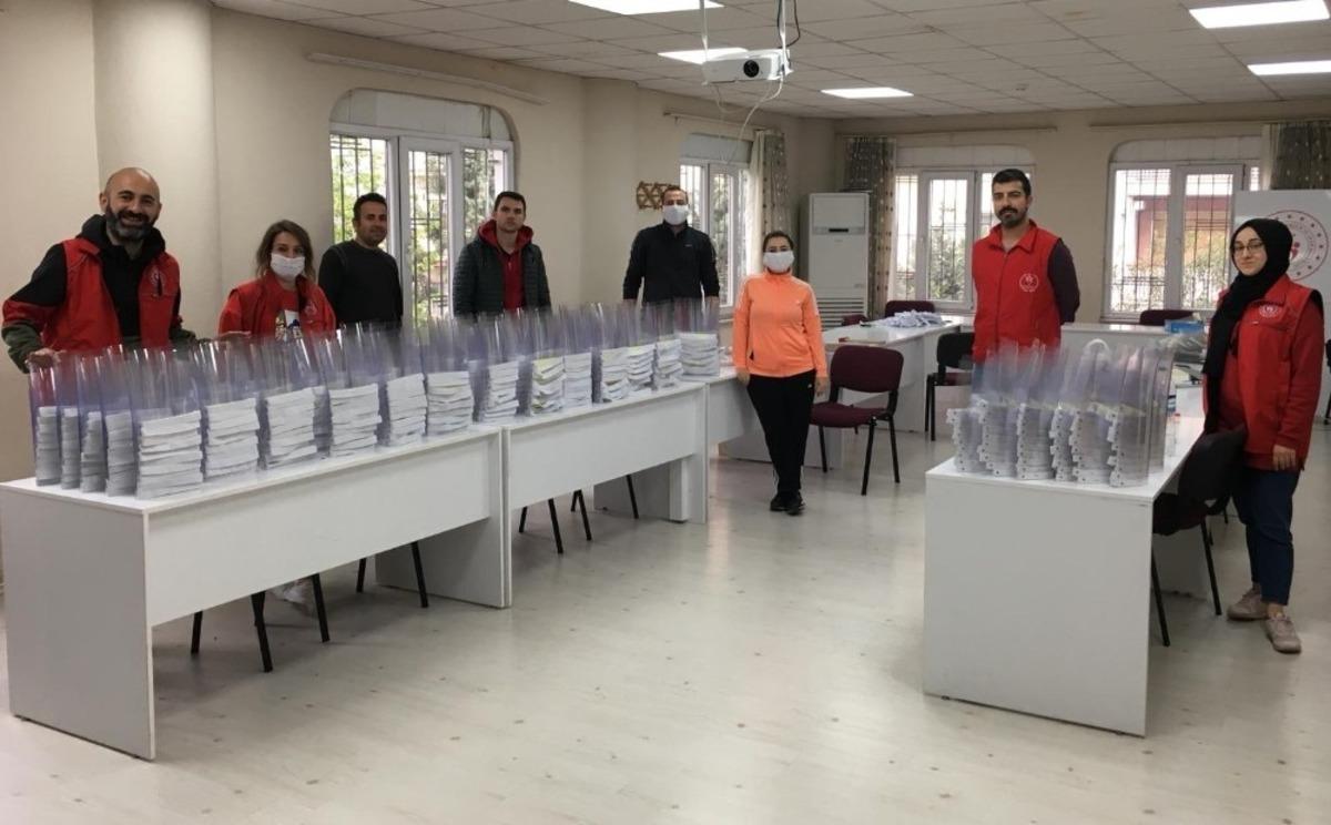 Aydın Gen&ccedil;lik Merkezi sağlık&ccedil;ılar i&ccedil;in &uuml;rettiği ilk siperlikleri teslim etti