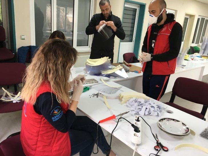 Aydın Gençlik Merkezi sağlıkçılar için ürettiği ilk siperlikleri teslim etti G2