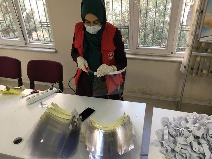 Aydın Gençlik Merkezi sağlıkçılar için ürettiği ilk siperlikleri teslim etti G4
