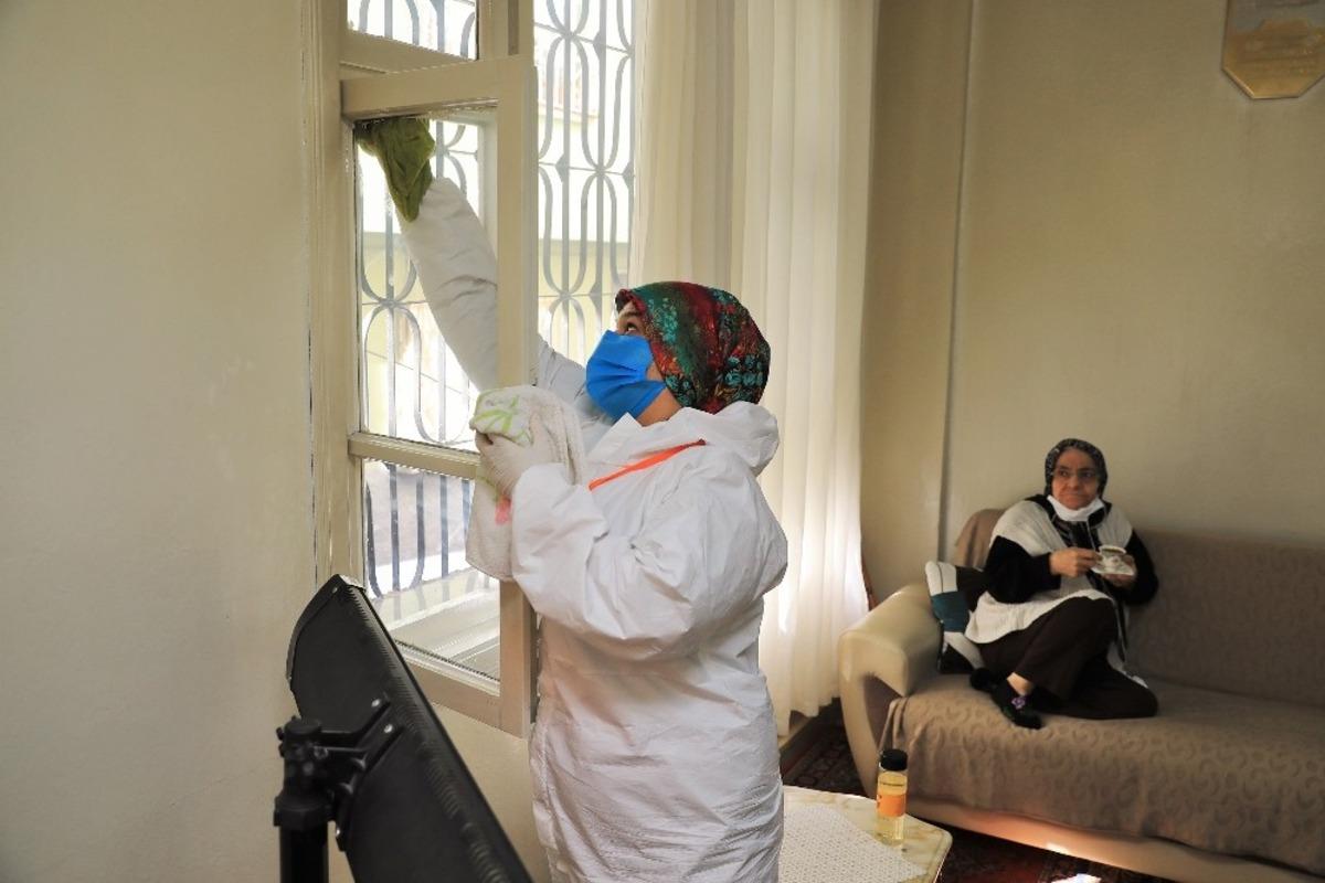 Yaşlıların evlerini &ouml;zel kıyafetli ekipler temizliyor