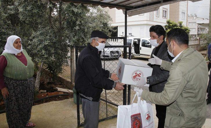 Başkan Genç yardım kolisi, dezenfektan ve maske dağıttı G2