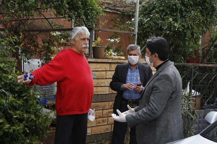 Başkan Genç yardım kolisi, dezenfektan ve maske dağıttı G5