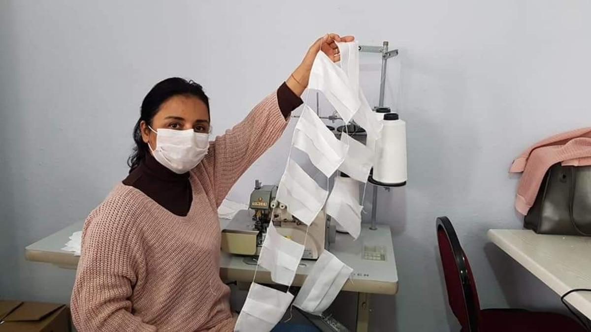 Finike Halk Eğitim Merkezinden maske &uuml;retimi