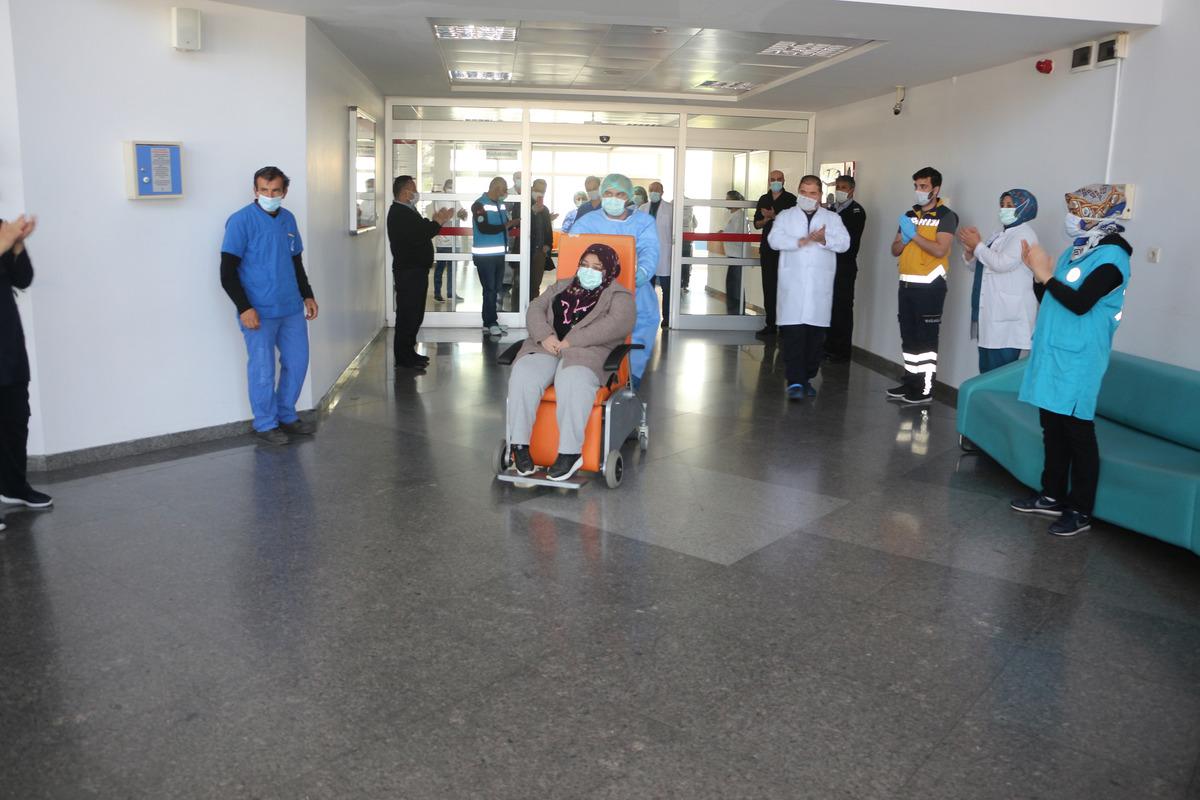 Koronavir&uuml;s&uuml; yendi, alkışlarla uğurlandı