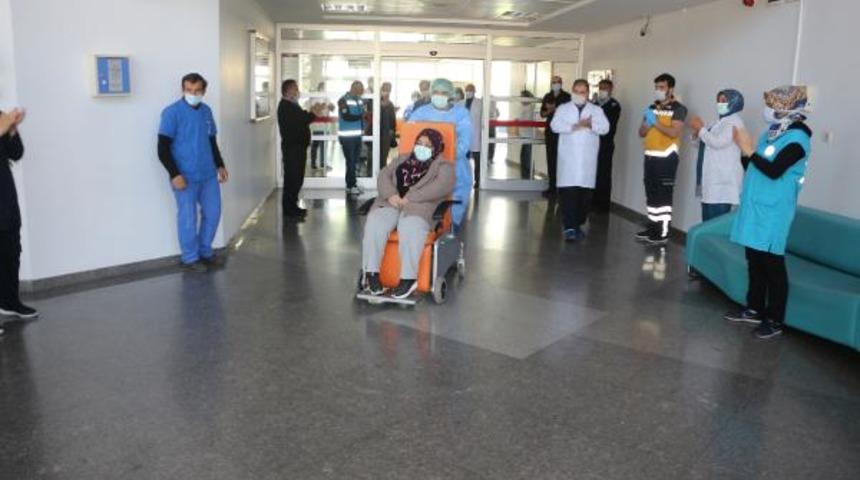 Koronavir&uuml;s tedavisi bitti, alkışlarla uğurlandı