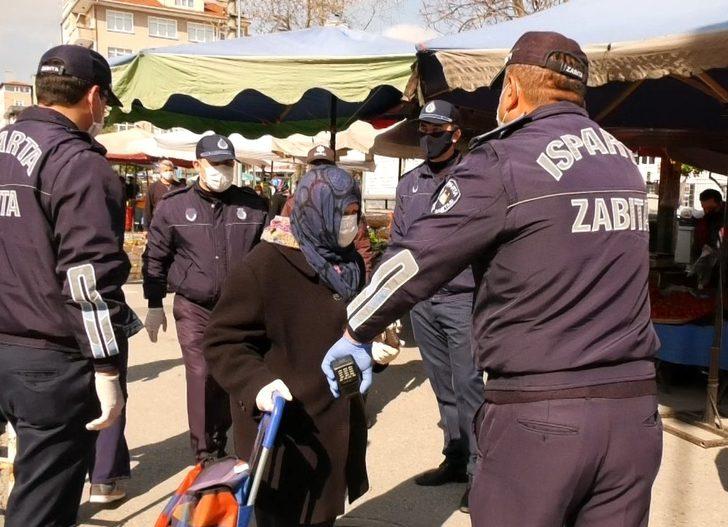 Pazara alınmayan yaşlı kadının alışverişini zabıta yaptı G1