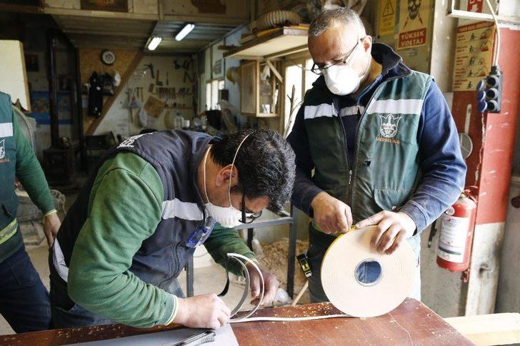 Konak’ta atölyeler virüse karşı siperlik üretiyor G1