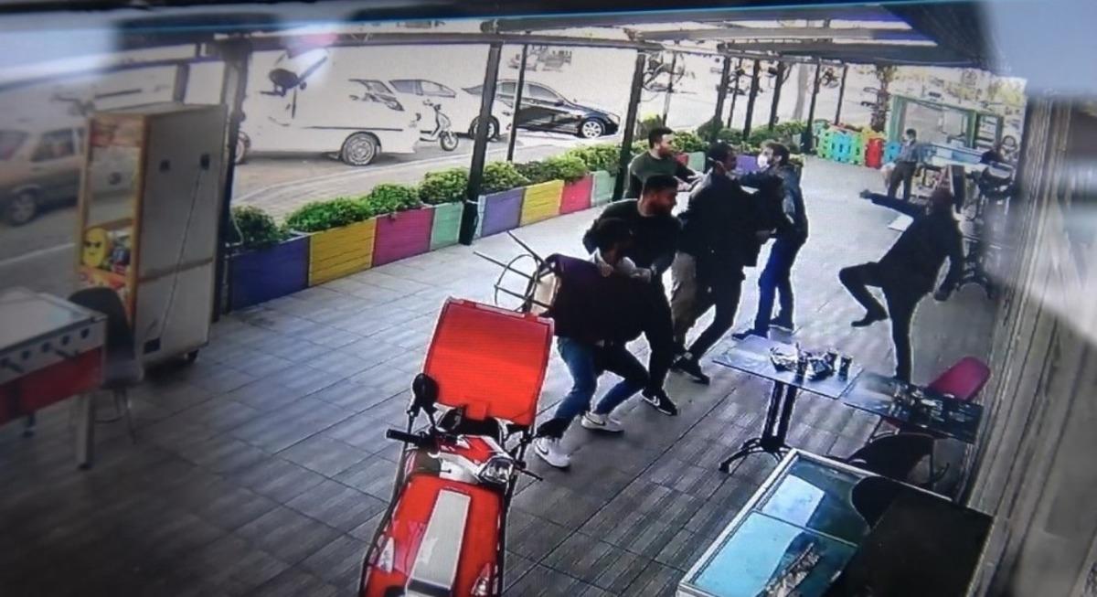 Maske kavgası sosyal mesafe dinlemedi, sandalyeler havada u&ccedil;uştu